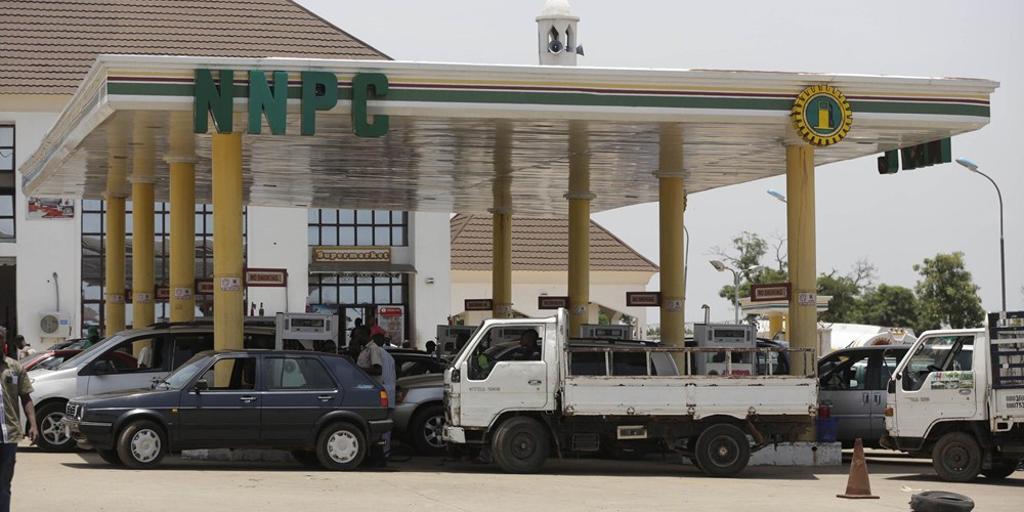 奈及利亞新總統宣布將取消汽油補貼，加油站立即車滿為患，大排長龍的車輛等待加油，希望在油價跳升之前，趕忙囤積汽油。圖／美聯社