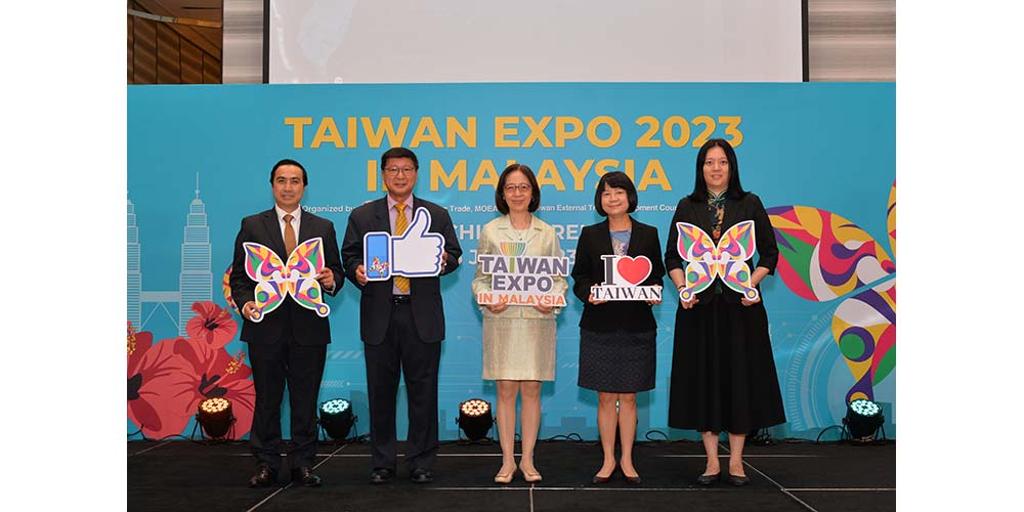 貿協7月3日於吉隆坡辦理馬來西亞「臺灣形象展」推介禮及展前記者會，貴賓合影。圖／貿協提供