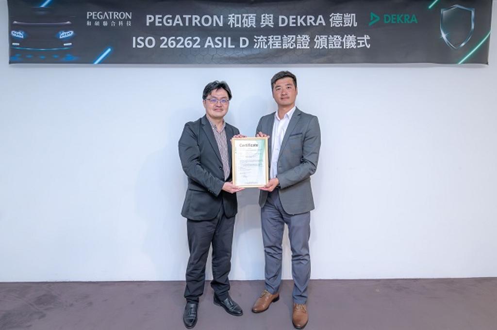 DEKRA德凱台灣董事總經理李俊儀(右) 頒發ISO 26262功能安全流程證書予和碩車用事業處總經理賴哲彥 (左)。圖／DEKRA提供