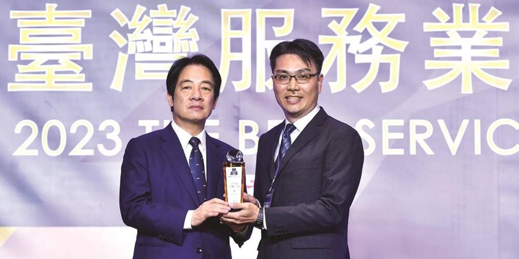 副總統賴清德（左）出席《臺灣服務業大評鑑》 ，圖為格上租車獲獎。圖／王德為