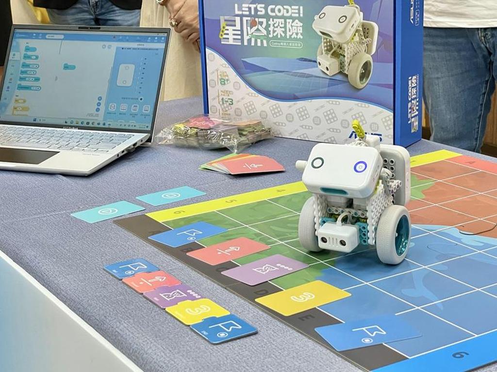 基隆市近年積極引入外部資源推動智慧教育，這次與華碩合作以ASUS PINBO機器人為主軸，開設機器人種子教師培訓課程。圖／華碩提供