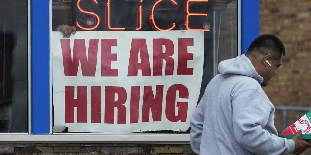 美國勞工部6日公布職位空缺暨勞工流動調查報告顯示，5月職缺數降至980萬，低於4月的1,030萬，也不如市場預期的990萬。圖／美聯社