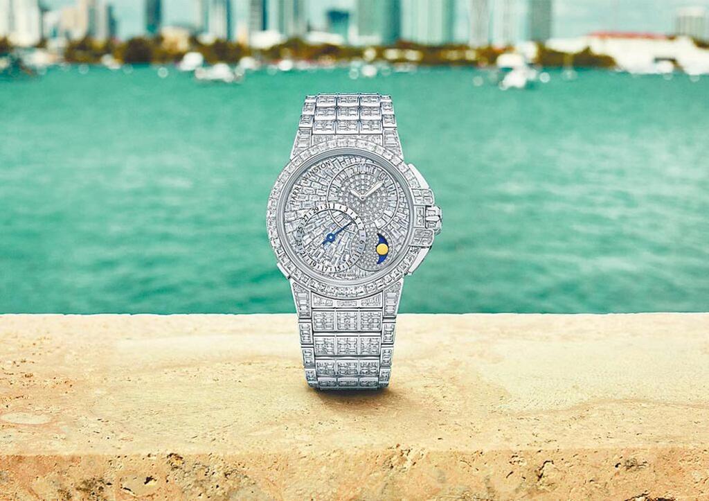 海瑞溫斯頓海洋Ocean系列全鑽奢華版Date Moon Phase自動腕錶，鑽石總重量達40克拉，限量僅5只。圖／Harry Winston提供