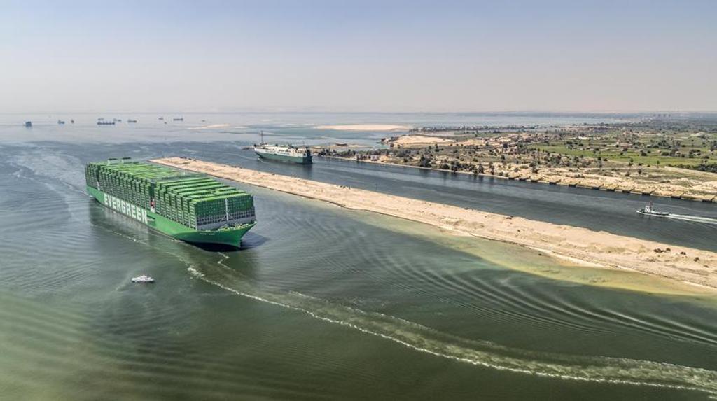 長榮海運旗下2.4萬TEU的EVER ACE航行經蘇伊士運河。圖／長榮海運提供