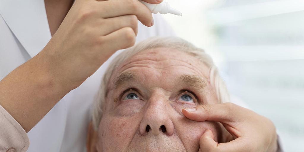 西醫治療「老年性黃斑部退化」的方法，是在眼球內注射抗血管新生藥物。但中醫自古以來就是「複方」的概念。圖／freepik
