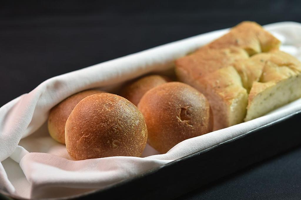 〈DNA〉自製的佐餐麵包左為〈洋蔥麵包〉，右為〈佛卡夏〉。圖／姚舜