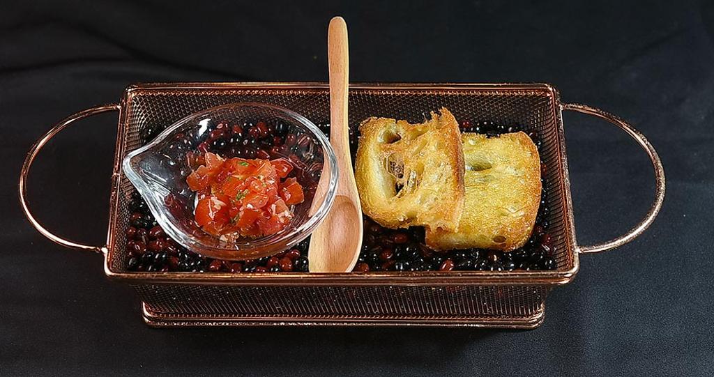〈番茄莎莎〉與〈橄欖油炭烤麵包〉可用來搭配〈伊比利火腿〉一起享用。圖／姚舜