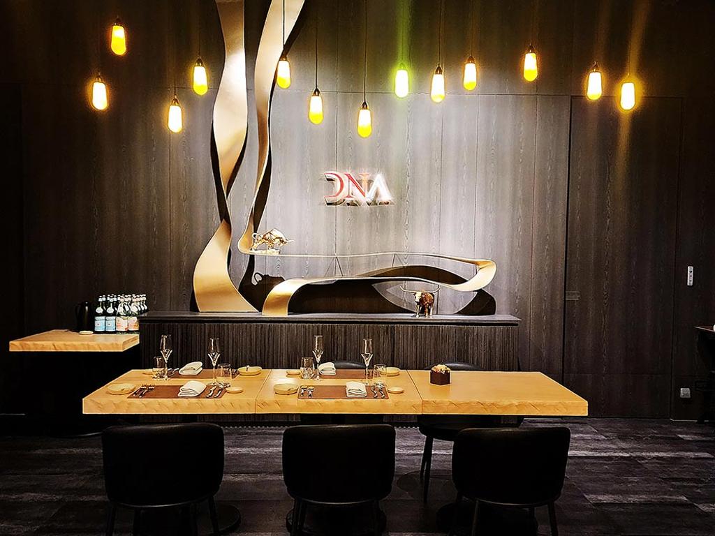 台中〈DNA〉西班牙料理餐廳，以深色木質系為主體，再搭配上些許的金屬傳遞低調奢華品味與質感。圖／姚舜