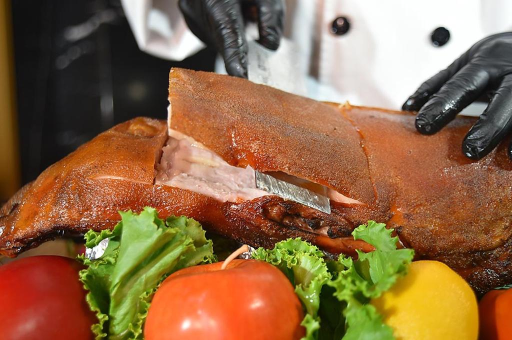 台中李方艾美酒店3F〈樂美〉中餐廳〈烤乳豬〉有多種吃法，其中一吃就是〈片皮乳豬〉。圖／姚舜
