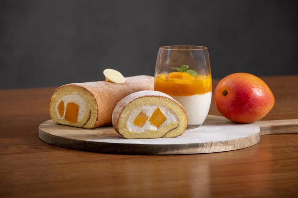 慕軒飯店「仲夏芒果季」，推出「芒果生乳捲附義式奶酪」等三款不同芒果系甜品。圖／慕軒飯店提供