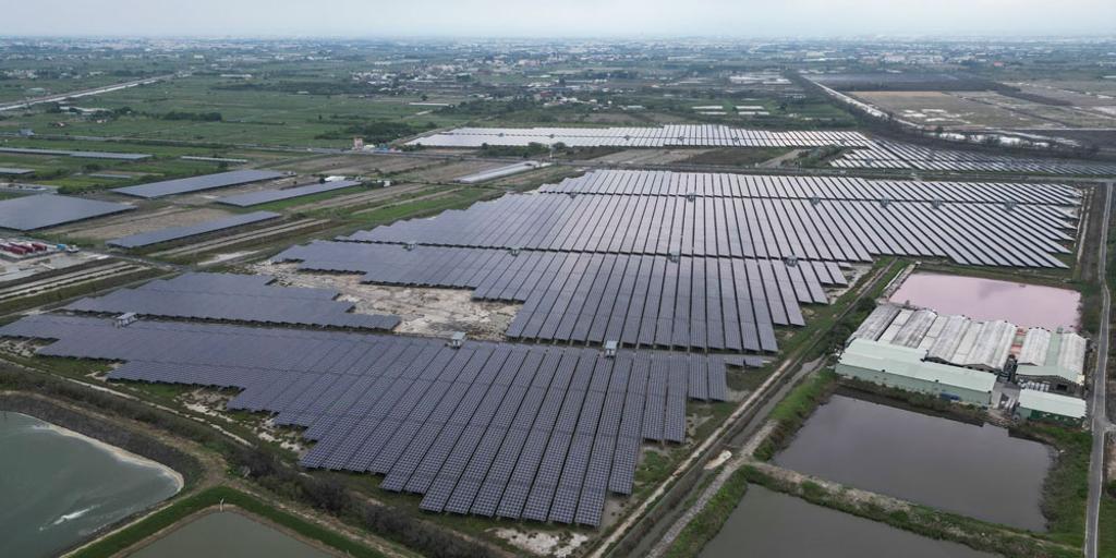 配合政府發展綠能產業，業者投入太陽光電建設，台南七股地區許多魚塭已覆蓋大片太陽能光電板。圖／本報資料照片