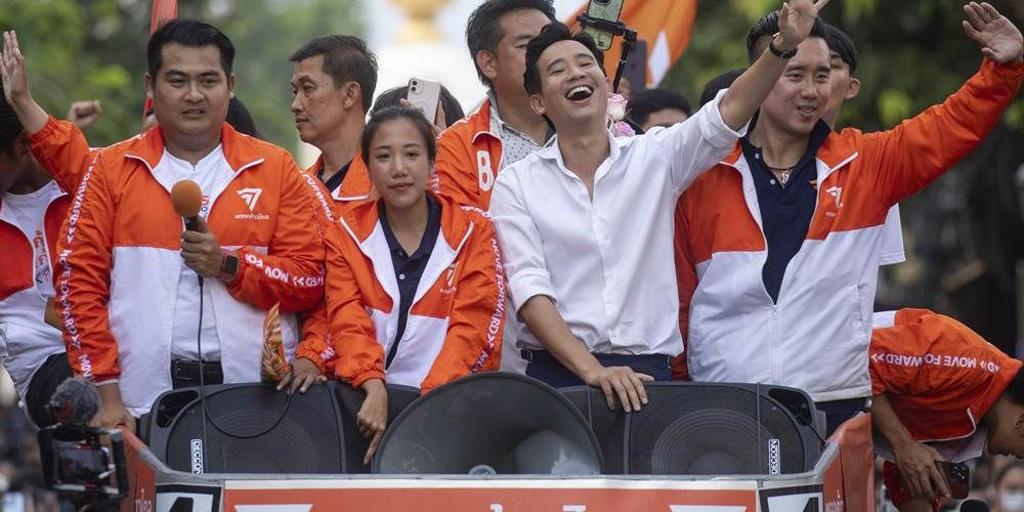 皮塔(前排右二)是泰國新總理熱門人選，但仍有變數。圖／美聯社