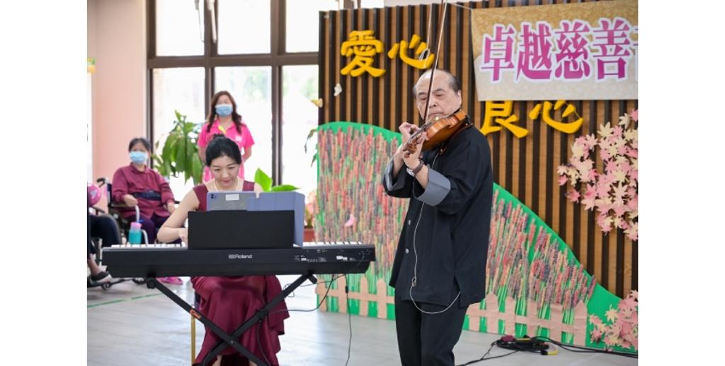 資深小提琴演奏家兼教育者麥韻篁教授（右）與鋼琴演奏家張麗玲教授攜手演出，獲得觀眾好評不斷。圖／彭慶全提供