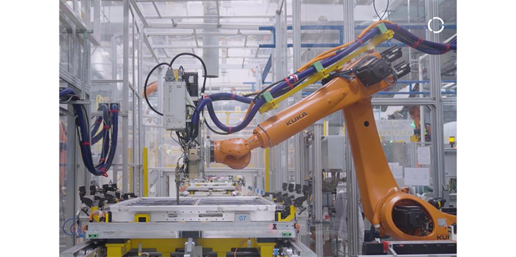 電池組的生產是項特殊挑戰。KUKA機器人成功建置嚴謹的生產步驟亦為超現代化和前瞻性生產線的重要組成部分。圖／庫卡提供