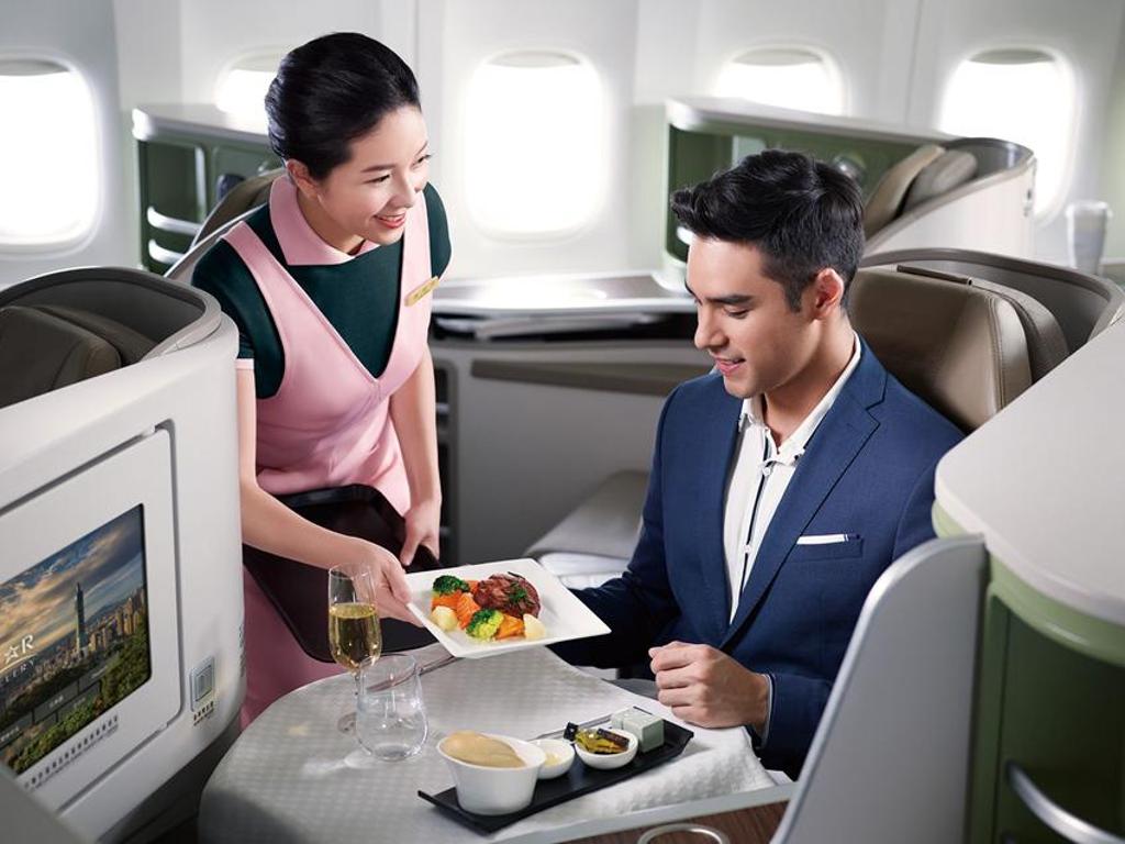 長榮航空為了帶給旅客更舒適、更嶄新的飛行體驗，在服務方面不斷力求精進，除了加強數位化符合旅客的需求，在機上用品及餐飲也持續與知名品牌合作。圖／長榮航空