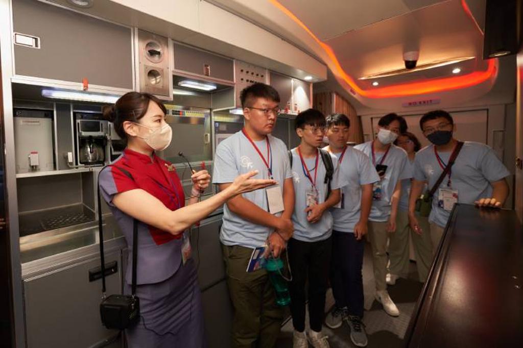 航空營學員參訪華航空服訓練中心參觀模擬機艙。業者/提供