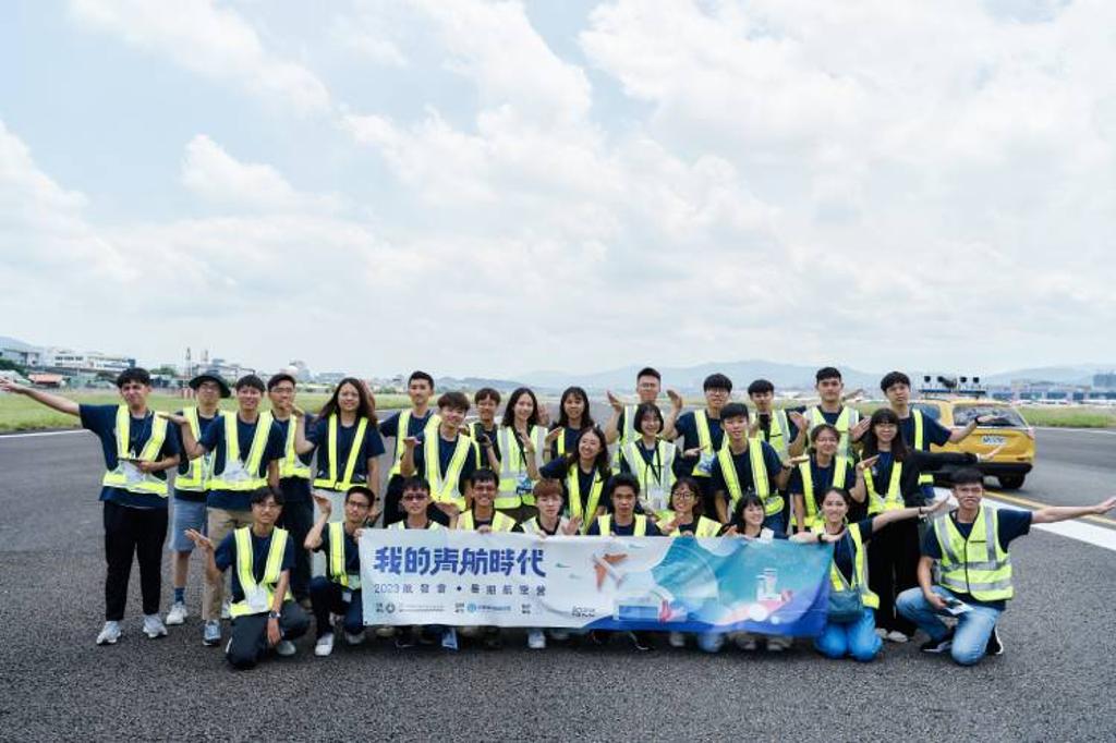 航空營學員參訪松山機場航務組，於跑道合照。業者/提供