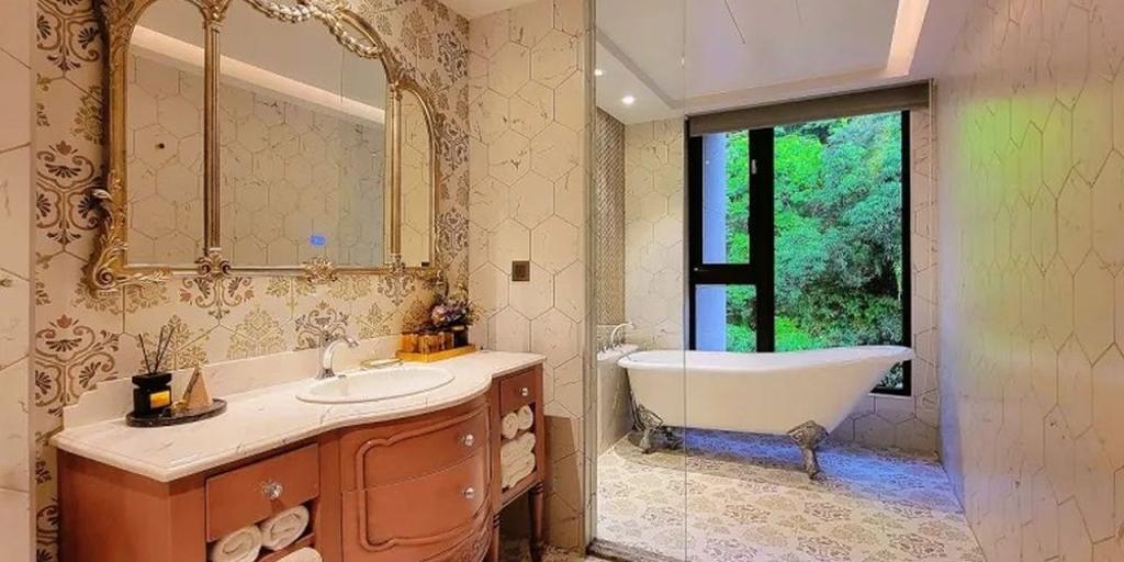 ▲每間客房的衛浴都以不同洗手台、櫥櫃、鐵鑄浴缸和花磚搭配而成。圖／行遍天下提供
