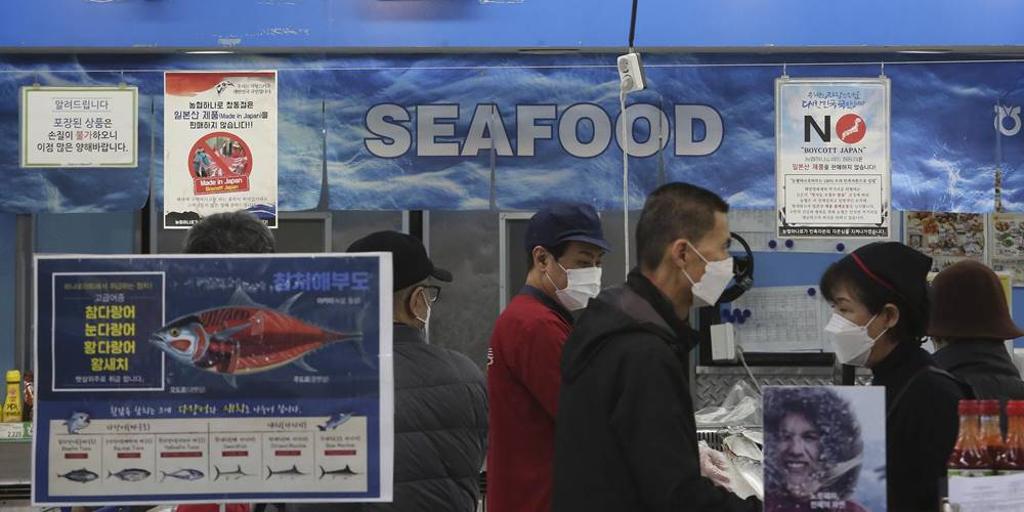 南韓民眾顯然相當擔心買到受核輻射污染的海鮮，6月進口到南韓的日本海產大減超過3成，已經是連續3個月下滑。圖／美聯社