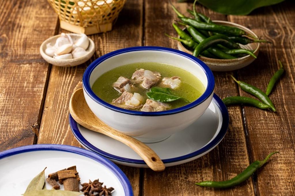 「泰北綠椒排骨湯」則以泰北地區最常使用的青辣椒為基底所熬出的迷人湯品，