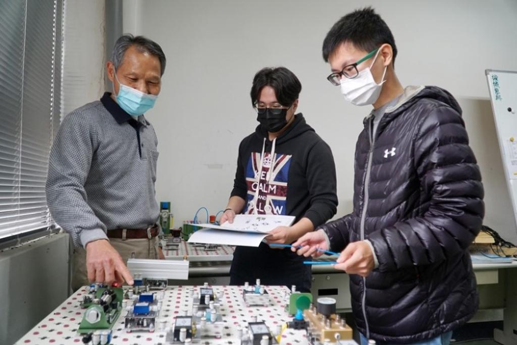 大葉大學機械系主任陳昭雄(左)講解機電配線。圖／大葉大學提供