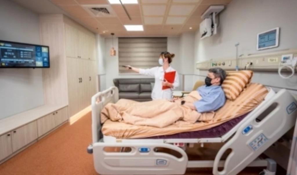 本次智慧病房展示重點：4K透反射式高階液晶電視，可做為院內衛教、影音播放使用，減輕醫護工作負擔。圖／綠湖醫療提供 