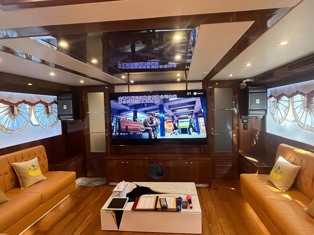  遊艇內擁有豪華客廳與餐廳，包含豪華KTV視聽室。圖／業者提供