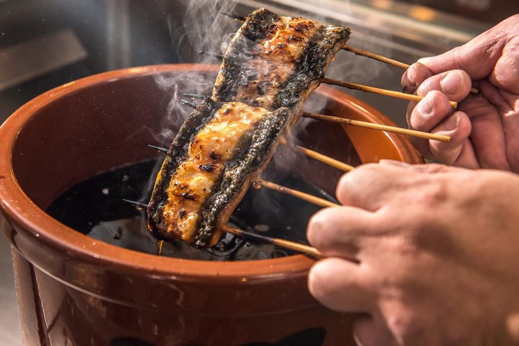 要燒烤出美味鰻魚，要有鰻魚醬汁幫忙提味。圖／大江戶町鰻屋