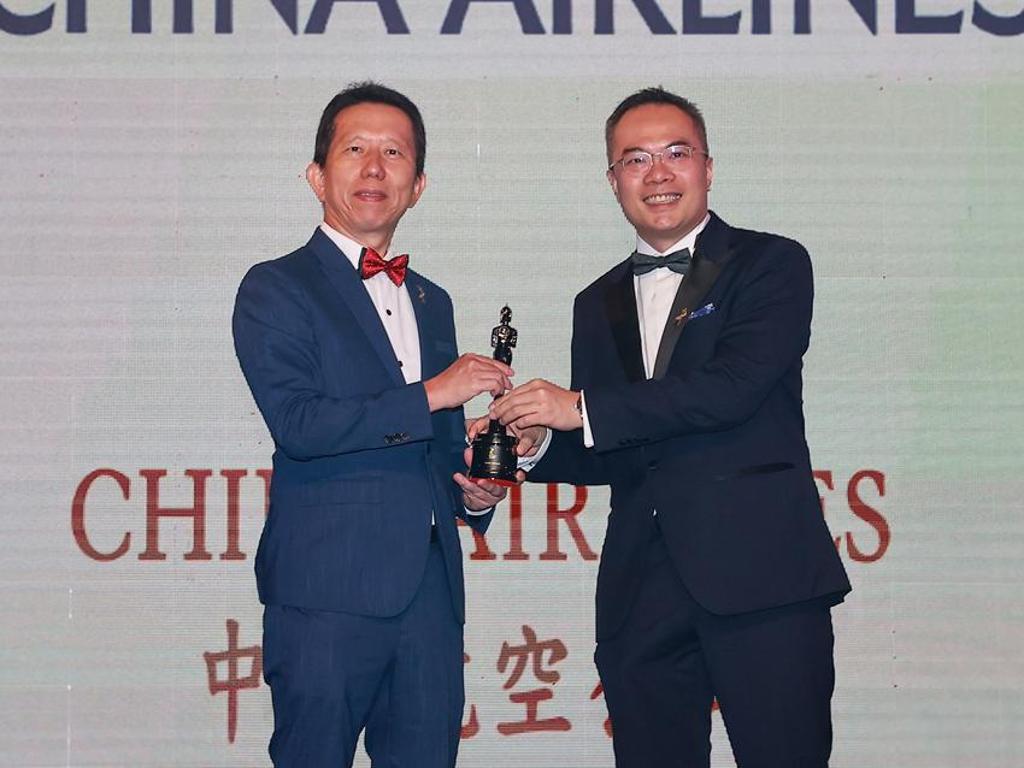 中華航空榮獲「2023亞洲最佳企業雇主獎」，首次參加評選即自339家企業中脫穎而出，由華航資深副總經理陳奕傑(左)代表受獎。圖／中華航空