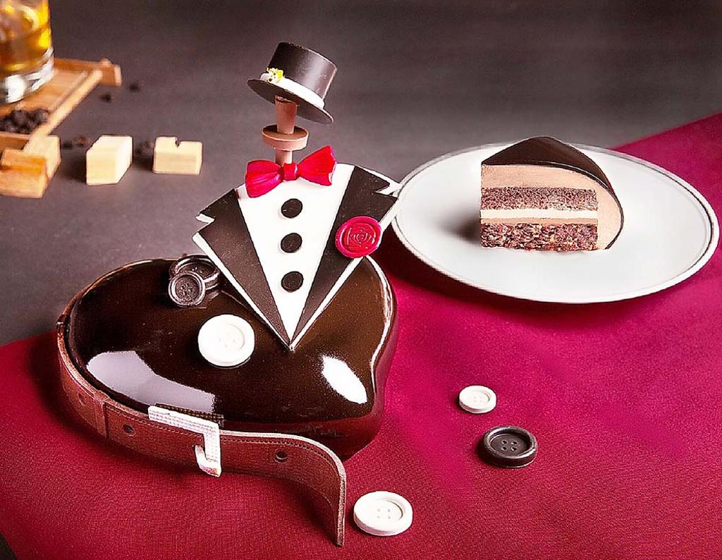 台北萬豪酒店「型男老爸」父親節限定蛋糕，將男士西裝、紅色領結、鈕扣、皮帶、小巧紳士禮帽等紳士元素以巧克力擬真呈現。圖／台北萬豪酒店