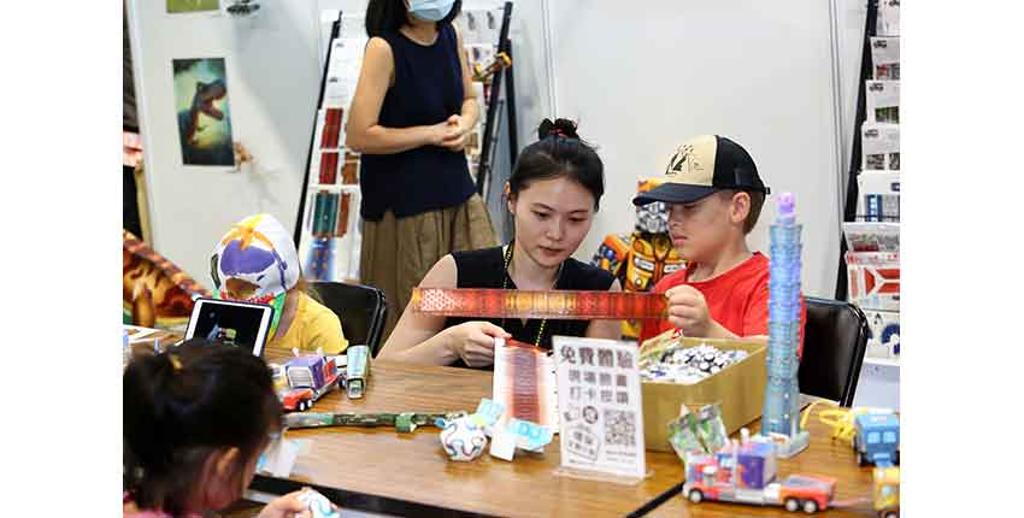  「DIY國際展覽會」期間，達人帶領小朋友動手完成紙藝作品，滿載而歸。圖／貿協提供 