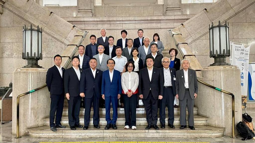 圖：高雄副市長林欽榮前排左四率領的大阪訪問團，與日本大阪官員合影。圖：高市府提供