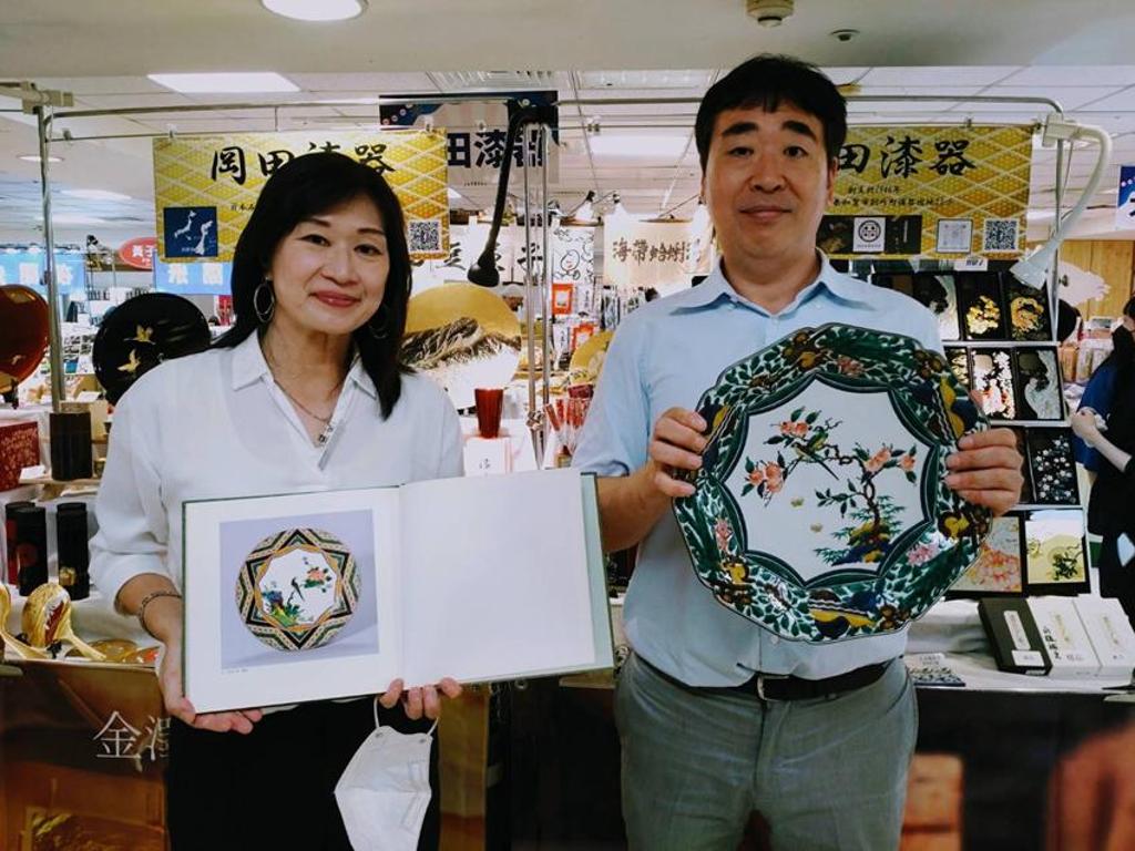 致力於傳統漆器生活化的岡田禎介社長，在現場展售收藏級的漆藝品。圖／曾麗芳