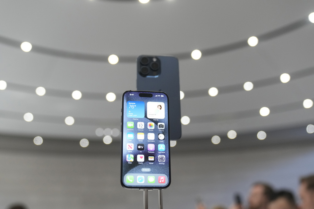 作為陸系新興蘋果供應鏈組裝廠，立訊董事長王來春表示，今年立訊生產3款iPhone 15手機，業務量比去年增加了一倍。圖／美聯社