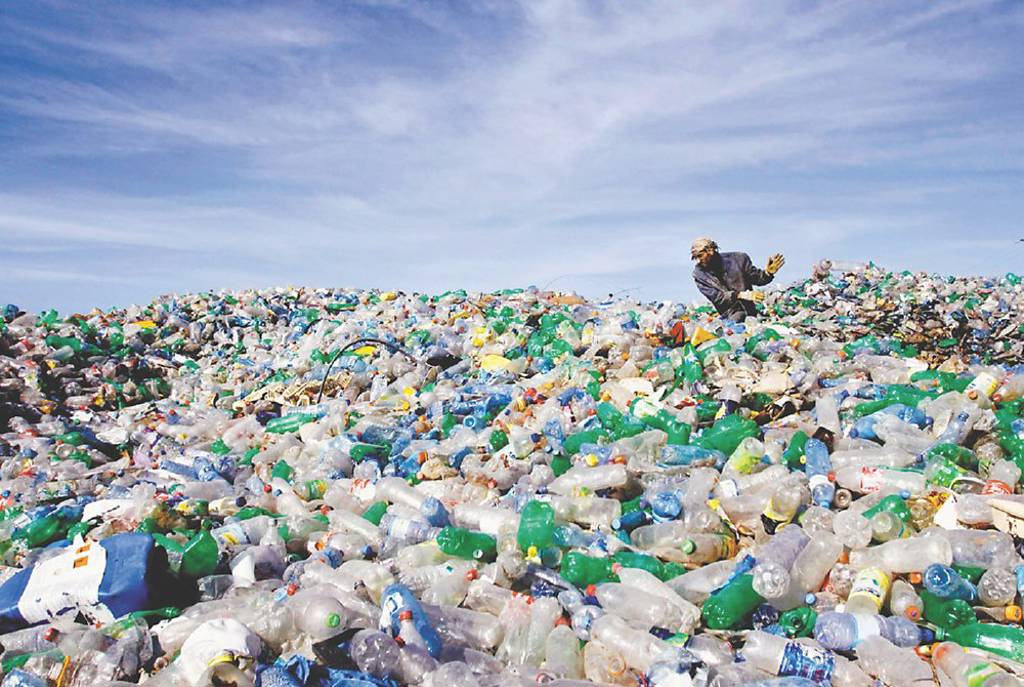 塑膠製品雖提供便利的生活，然而卻造成嚴重汙染問題，因此如何減塑成為重要課題。圖／美聯社