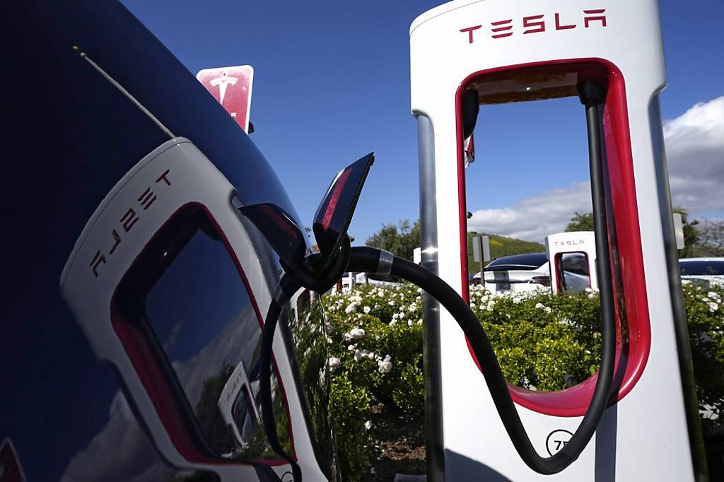 ●調查顯示，拜電池成本下滑所賜，明年歐洲電動車的價格就會與燃油車拉平，美國市場則要等到2026年。到了2030年，全球賣出的汽車中三分之二是電動車（EV）。圖／美聯社