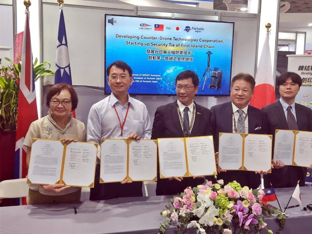 弘光科技大學校長黃月桂(左一)與台、日企業共同簽署「無人機防衛技術與產業合作備忘錄」。圖／業者提供