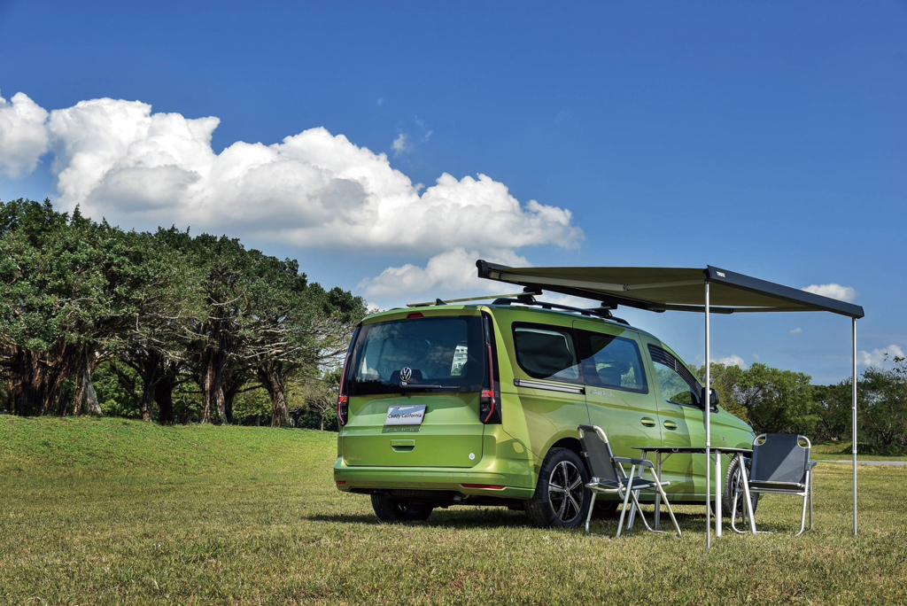 加州輕行旅Caddy California採蘋果綠車色搭配17吋Colombo鋁圈,從何角度看都活潑又吸睛。圖/于模珉