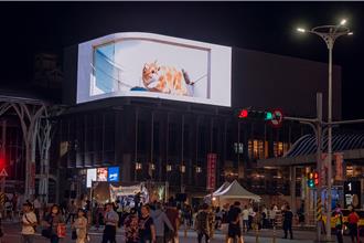 智崴攜手基市府 舊火車站裸視3D弧形廣告牆啟用