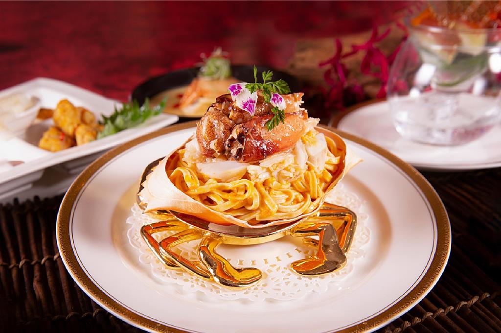 台北萬豪〈宴客樓〉的〈蟹肉韭黃炆伊麵〉是經典蟹餚，呈盤非常搶眼吸睛。圖／台北萬豪酒店