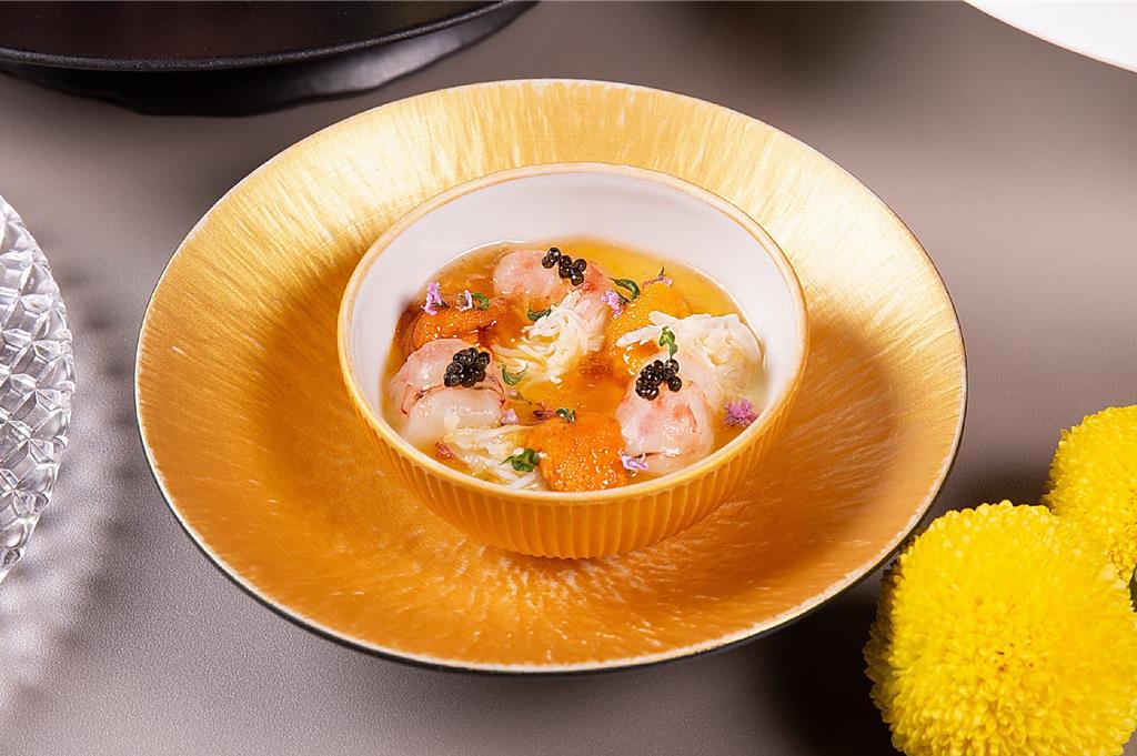 台北萬豪〈Mark's Teppanyaki〉鐵板燒海味套餐中的〈胭脂蝦海膽蟹肉蒸蛋〉，蒸蛋滑潤、蟹肉鮮甜。圖／台北萬豪酒店