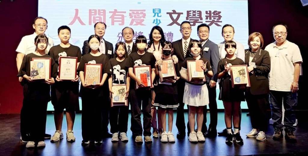 第11屆兒少文學獎得獎孩童及圓夢大使合影。