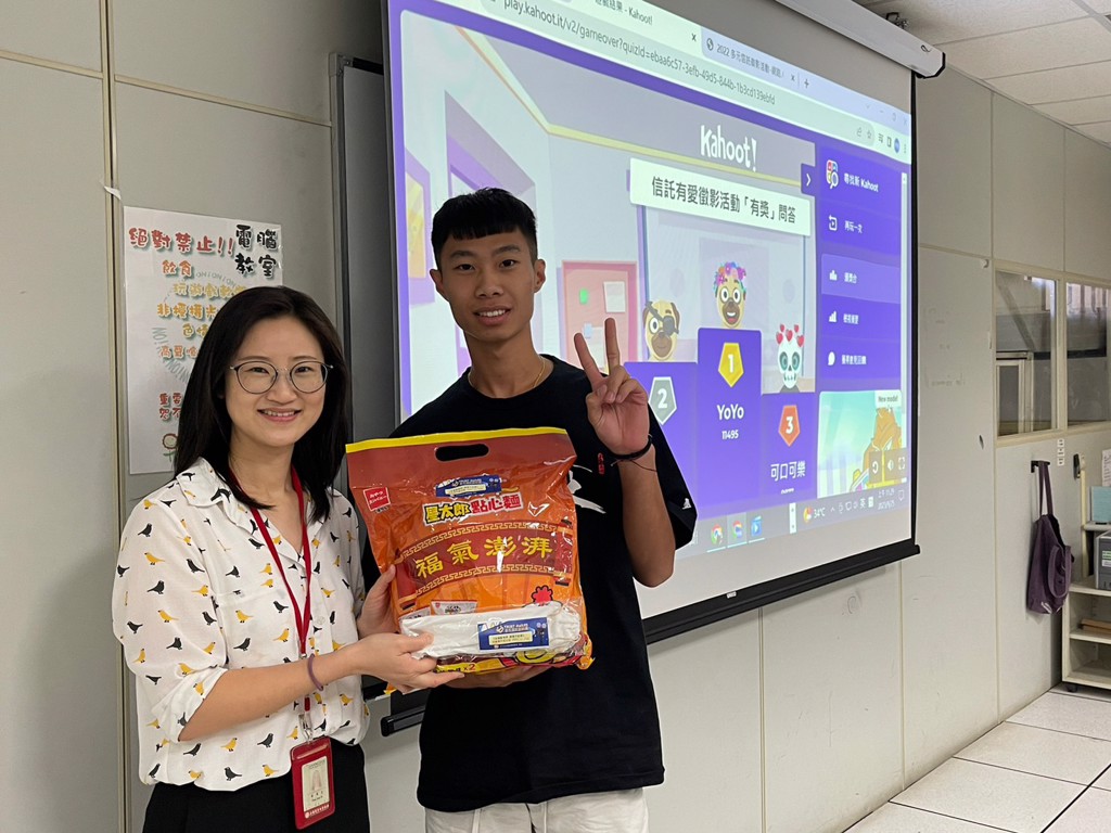 恭喜同學獲得旺旺點心與環保吸管組。圖/李翊榛