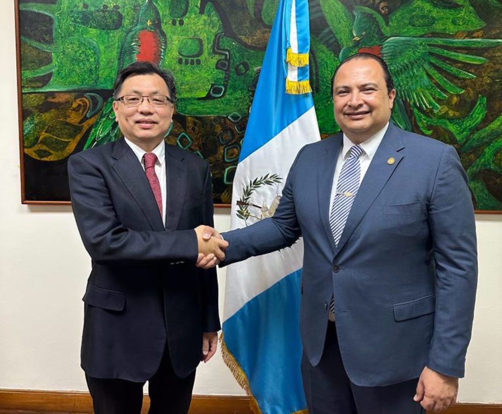 唐榮車輛董事長何義純(左)中美洲參訪，獲瓜地馬拉外交部部長步卡羅(右)接見。圖/唐榮車輛提供

