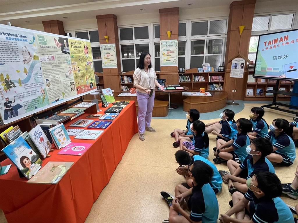 台北市大橋國小在國際女孩日期間舉辦「SHERO女力書展」，展期到13日。（大橋國小提供／蔡佩珈台北傳真）