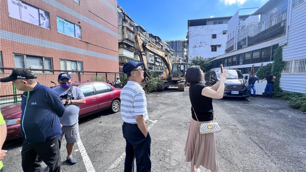鄉林建設（5531）位於台北市中山區吉林路的都更案，今（12）日既有的舊建物開拆！現場10多都更屋主紛紛拍照留念。圖∕業者提供