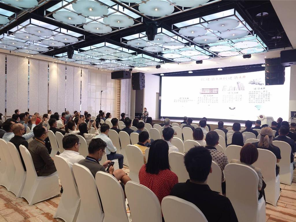 台灣智慧建築協會理事長溫琇玲談「建築數位轉型助益智慧淨零建築」，讓科技扭轉思維，開創智慧零碳的居住空間。圖／曾麗芳