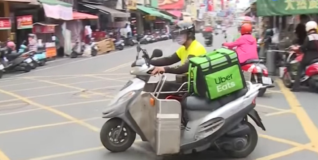 高雄一名男子近日在街頭看到一台三輪車被拿來當作外送車示意圖。圖／摘自網路YouTube影片