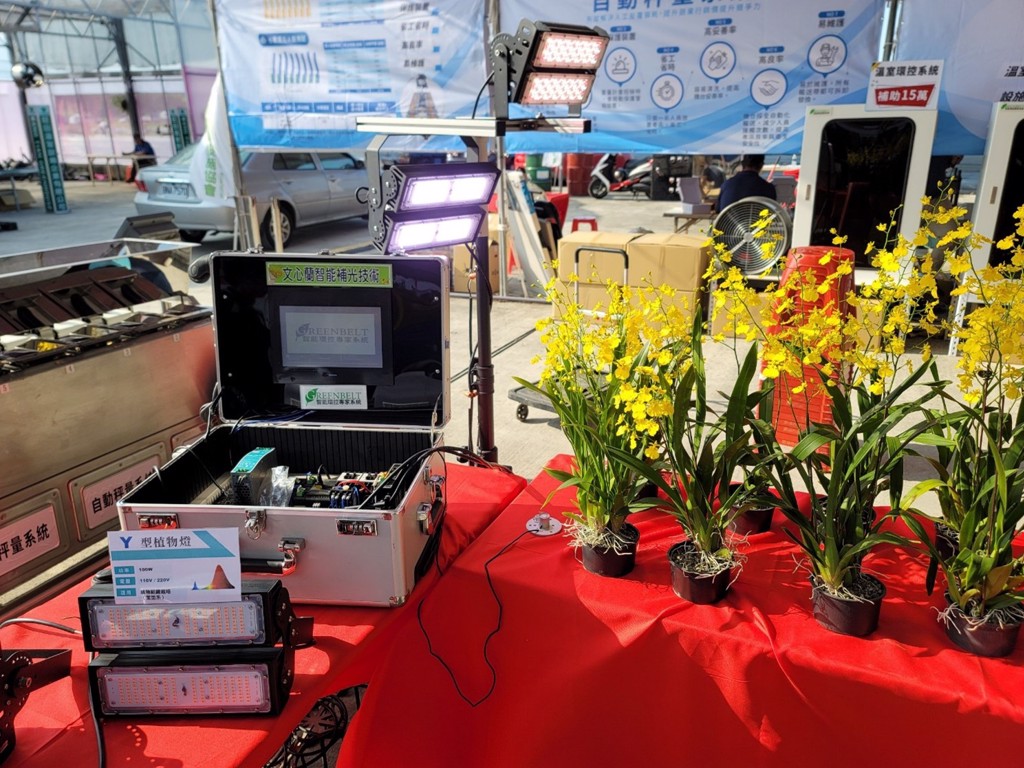 鍠麟機械推出文心蘭智能補光技術，有助於花卉市場提供高品質的切花並有效降低電費支出成本，替花農創造更佳收益!。圖／業者提供