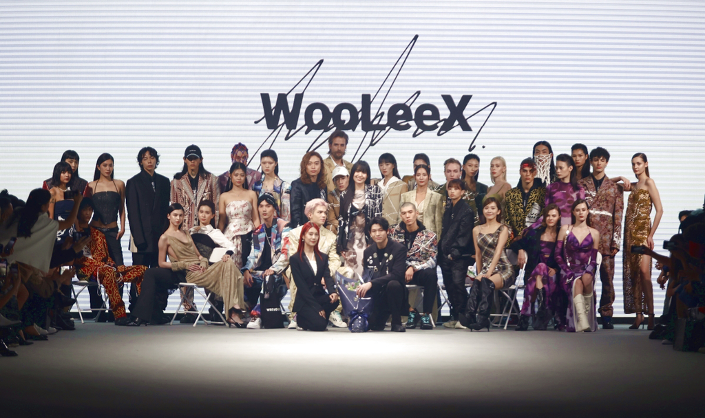 WooLeeX品牌大秀邀請許多重量級藝人嘉賓前來相挺走秀，眾星雲集。中間前排2位左起為謝明柔設計師及謝宇農設計師。圖／岱瑪金誠公司提供